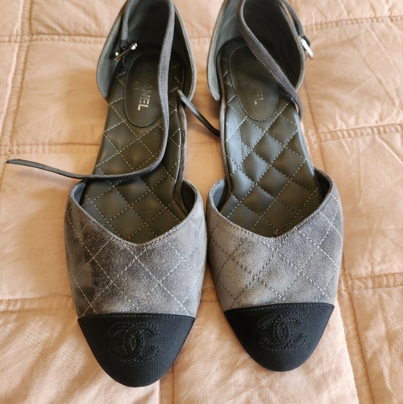 Chanel Flats In suede - Picture 1 of 16